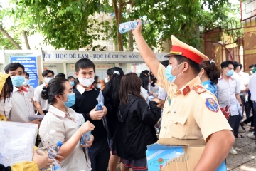 Những hình ảnh xúc động trong kỳ thi THPT 2020